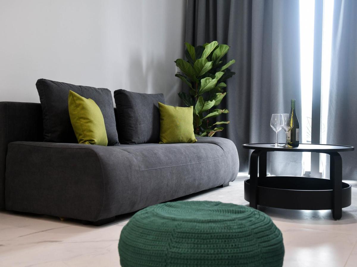 The Room, 15, Leda Gardens Apartament