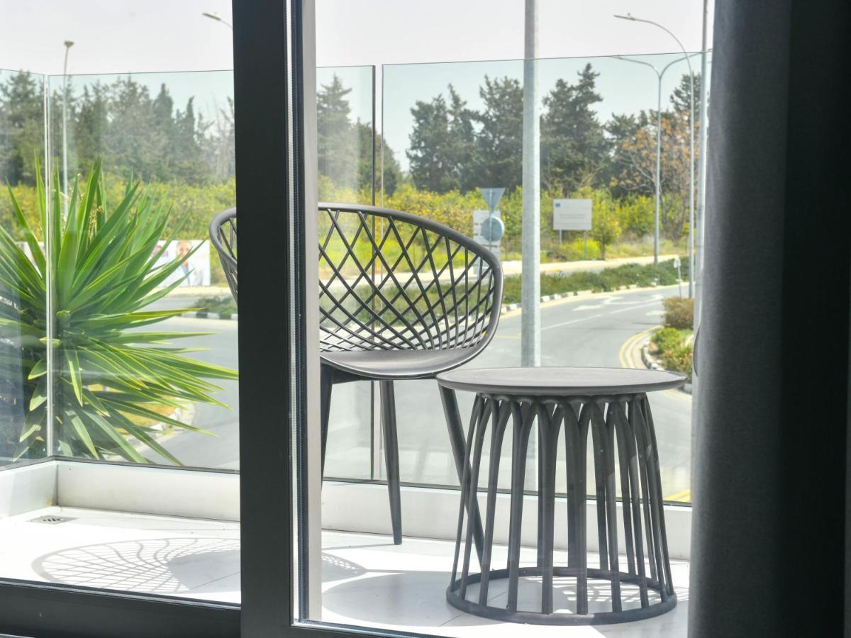Apartament The Room, 15, Leda Gardens *